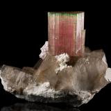 Elbaite with Quartz (variety smoky) and 'lepidolite'Paprok, Distrito Kamdesh, Provincia Nuristan, Afganistán19 x 14 x 14.5 cm / main crystal: 9.2 cm. (Author: MIM Museum)