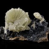 TarbuttiteMina Skorpion, Rosh Pinah, Distrito Lüderitz, Region &#449;Karas, Namibia10 x 6 x 5.5 cm / main crystal: 2.3 cm (Author: MIM Museum)