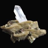 Quartz, Siderite, ChalcopyriteMina Pfannenberger Einigkeit, Salchendorf, Neunkirchen, Distrito Siegen-Wittgenstein, Arnsberg, Renania del Norte-Westfalia/Nordrhein-Westfalen, AlemaniaSpecimen size 4 cm, quartz crystal 1,8 cm (Author: Tobi)