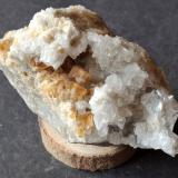 Fluorite, CalciteCantera Orismühle, Seltisberg, Distrito Liestal, Basel-Landschaft, Suiza7,5 x 4 cm (Author: Volkmar Stingl)