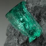 Beryl (variety emerald)Muzo (distrito minero), Cinturón Esmeraldífero Occidental, Departamento Boyacá, Colombia37x20x32mm, xls=10 &amp; 7.5mm (Author: Fiebre Verde)