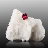 Spinel on CalciteValle Mogok, Mogok, Distrito Pyin-Oo-Lwin, Región Mandalay (Division Mandalay), Myanmar (Burma)6,5	x	4,0	x	5,5	cm (Author: MIM Museum)