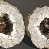 Quartz (variety smoky quartz) on Quartz (variety chalcedony)Condado Monroe, Indiana, USAGeode is 7 cm (Author: Bob Harman)