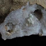 Malachite on Calcite on QuartzCondado Monroe, Indiana, USAcalcites are 3 mm,  malachites are 1 mm (Author: Bob Harman)