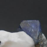 Benitoita<br />Mina California State Gem (Benitoite Gem Mine), Zona San Benito River headwaters, Pico Santa Rita, Distrito New Idria, Condado San Benito, California, USA<br />5 x 3,5 x 2,5 cm<br /> (Autor: Antonio Alcaide)