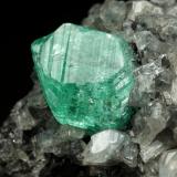 Beryl (variety emerald), Calcite, DolomiteLa Pita (distrito minero), Municipio Maripí, Cinturón Esmeraldífero Occidental, Departamento Boyacá, Colombia39x24x18mm, xl=9mm (Author: Fiebre Verde)