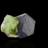 Magnetite with Forsterite (variety peridot)Sapat Gali (Suppat), Naran, Valle Kaghan, Distrito Mansehra, Jaiber Pastunjuá, Paquistán5.0 x 3.0 x 4.0 cm (Author: MIM Museum)