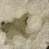 Millerite on QuartzZona Harrodsburg, Clear Creek, Condado Monroe, Indiana, USAacicular sprays up to 3.0 cm in a 10.0 geode (Author: Bob Harman)
