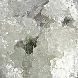Millerite nestled in QuartzZona Harrodsburg, Clear Creek, Condado Monroe, Indiana, USAThe millerite spray is 2.0 cm (Author: Bob Harman)