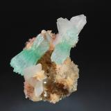 Fluorapophyllite, HeulanditeDistrito Aurangabad, Maharashtra, India3.7 x 4.6 cm. (Author: crosstimber)