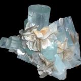 Berilo, Moscovita<br />Chumar Bakhoor, Valle Hunza, Distrito Nagar, Gilgit-Baltistan (Áreas del Norte), Paquistán<br />100 mm x 70 mm. Cristal principal de berilo: 22 mm de anchura<br /> (Autor: Carles Millan)