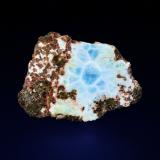 Pectolita (variedad larimar)<br />Mina Filipinas Larimar, Los Checheses, Sierra de Bahoruco, Enriquillo, Provincia Barahona, República Dominicana<br />4 x 3 cm.<br /> (Autor: Antonio P. López)