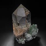 Quartz (variety smoky quartz), Feldspar, ChloriteHospental, Urseren, Uri, Hospental, Urseren, Uri, Suiza6.9 x 4.2 cm (Author: am mizunaka)