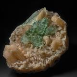 Fluorapophyllite-(K), Stilbite-CaDistrito Jalgaon, Maharashtra, India12.5 x 10.1 cm (Author: am mizunaka)