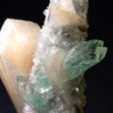 Fluorapophyllite-(K), Stilbite-CaDistrito Jalgaon, Maharashtra, India70 x 45 mm (Author: Sante Celiberti)