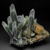 Quartz, Actinolite (variety byssolite)Zeballos, Distrito Regional Strathcona, Isla de Vancouver, Columbia Británica, Canadá8.8 x 6.2 x 8.4 cm (Author: am mizunaka)