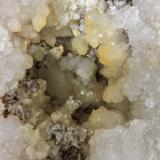 Quartz with Aragonite, Calcite and Dolomite (variety ferroan dolomite)Condado Monroe, Indiana, USAthe cavity is 14 cm x 9 cm (Author: Bob Harman)
