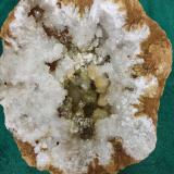 Quartz with Aragonite, Calcite and Dolomite (variety ferroan dolomite)Condado Monroe, Indiana, USA11 cm (Author: Bob Harman)