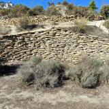 Por el camino encontramos este muro de contención hecho con lajas circulares de margas. (Autor: Josele)