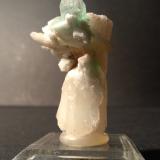 Fluorapophyllite-(K), Stilbite-CaDistrito Pune (Distrito Poonah), Maharashtra, India52 x 31 mm (Author: Sante Celiberti)