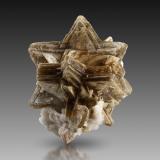 MuscovitePegmatita Mamona, Araçuaí, Jequitinhonha, Minas Gerais, Brasil9.5 x 8 x 11 cm / main crystal: 9.5 cm (Author: MIM Museum)