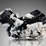 Tantalite-(Mn) on Schorl with Albite and MuscoviteShengus (Shingus), Distrito Roundu, Gilgit-Baltistan (Áreas del Norte), Paquistán15 x 9 x 17 cm / main crystal: 5.6 cm (Author: MIM Museum)