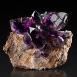 Quartz (variety amethyst)Montes Goboboseb, Zona Brandberg, Región Erongo, Namibia15 x 12 x 14 cm / main crystal: 7.7 cm (Author: MIM Museum)