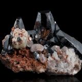 Hematites con Calcita<br />Zona minera N'Chwaning, Kuruman, Kalahari manganese field (KMF), Provincia Septentrional del Cabo, Sudáfrica<br />11 x 7,5 x 7,5 cm<br /> (Autor: Museo MIM)
