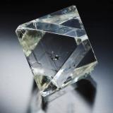 Diamante<br />Chimenea Udachnaya-Vostochnaya, Daldyn, Daldyn-Alakit, República Sakha (Yakutia), Rusia<br />2,5 x 1,9 x 1,9 cm<br /> (Autor: Museo MIM)