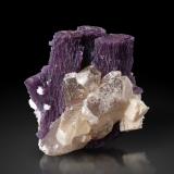 Polylithionite-Trilithionite Series (lepidolite)Pegmatita Golconda, Governador Valadares, Vale do Rio Doce, Minas Gerais, Brasil9 x 8 x 8.5 cm / main crystal: 8.5 cm (Author: MIM Museum)