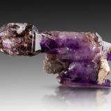 Quartz (variety amethyst)Zona Brandberg, Región Erongo, Namibia4.5 x 3 x 11 cm / main crystal: 11cm (Author: MIM Museum)