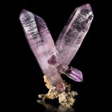 Quartz (variety amethyst)Piedra Parada (Las Vigas), Municipio Tatatila, Veracruz (Veracruz de Ignacio de la Llave), México9 x 9 x 12 cm / main crystal: 10.8 cm (Author: MIM Museum)