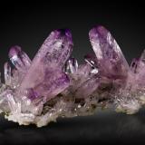 Quartz (variety amethyst)Piedra Parada (Las Vigas), Municipio Tatatila, Veracruz (Veracruz de Ignacio de la Llave), México12 x 12 x 5.5 cm / main crystal: 5.7 cm (Author: MIM Museum)