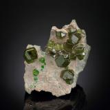 Andradita (variedad demantoide)<br />Mina Sferlùn asbestos, Vallone del Cengiaccio, Lanzada, Valmalenco, Provincia Sondrio, Lombardía, Italia<br />7.5 x 6 x 4.5 cm / cristal principal: 1.6 cm<br /> (Autor: Museo MIM)