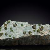 Andradita (variedad demantoide)<br />Mina Sferlùn asbestos, Vallone del Cengiaccio, Lanzada, Valmalenco, Provincia Sondrio, Lombardía, Italia<br />19.5 x 7 x 5.5 cm / cristal principal: 1.4 cm<br /> (Autor: Museo MIM)
