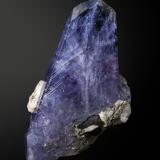 Axinita-(Mg)<br />Merelani, Montes Lelatema, Distrito Simanjiro, Región Manyara, Tanzania<br />3.5 x 1 x 6 cm / cristal principal: 5.9 cm<br /> (Autor: Museo MIM)