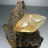 Calcita en Esfalerita. 11´5x11 cm. Cristal de 8 cm. Elmwood Mine, Usa (Autor: geoalfon)