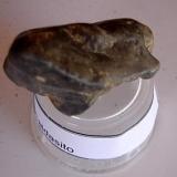 Caldasito (3,5 x 2 cm). Roca con baddaleyta y circón. Poços de Caldas, MG, Brasil. (Autor: Anisio Claudio)
