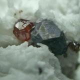 Detalle de un pequeño cristal de Esfalerita y Galena en la pieza (Autor: Mijeño)