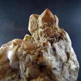 Cuarzo con calcedonia - Monte da Cidade - Santa Uxía de Ribeira - A Coruña. Tamaño cristal mayor 4 cm, tamaño pieza 12 cm (Autor: Rodrigo Fresco)