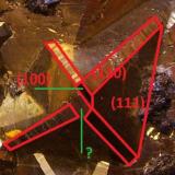 Pirita, esfalerita y cuarzo
Mina Huanzala, Distrito Huallanca, Provincia Dos de Mayo, Departamento de Huánuco, Perú
9,5 x 7 x 6 cm.
Detalle ampliado del octaedro con los índices de Miller. La cara que figura con interrogación podría ser la del piritoedro (210). Las caras triangulares del octaedro (111), los biseles muestran el rombododecaedro (110) y también me parece ver el cubo (100) en el vértice como en piezas anteriores. (Autor: Antonio Alcaide)