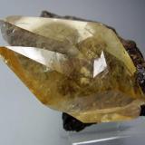 Calcita. Elmwood Mine, Tennessee, Usa. 8x8 cm. Cristal de 8 cm. Puede verse la esfalerita de la matriz a través de la Calcita (Autor: geoalfon)