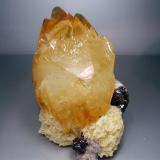 Calcita-Barita. Elmwood Mine, Usa. 13´5x9 cm. Cristal de 13 cm (Autor: geoalfon)