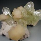 Apofilita-Estilbita. Jalgaon, Maharashtra, India. 12´5x9 cm. Cristal de 5´5 cm (Autor: geoalfon)