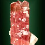 Elbaita (rubelita)
Himalaya Gem Mine, Pala, San Diego, Califòrnia, EUA.
5,8 x 3,6 x 2,8 cm. / cristal: 4,9 x 2,3 x 2,1 cm. (Autor: Carles Curto)