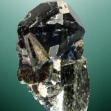 Espinela (pleonasta)
Hatimi, Sakha (Iakutsk), República de Sakha (Iakutia), Rusia.
7,6 x 4,6 x 4,9 cm. (ejemplar) / 4,2 x 4,1 x 4,4 cm. (cristal)
Cristal equidimensional complejo, con el octaedro dominante, negro, sobre un cristal de diópsido cromífero.
Ejemplar de 1992. (Autor: Carles Curto)