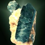 Fluorapatito
Slyudianka, Irkutskaya (oblast), Baykal, Rusia.
5,4x3,2x3,2 cm. / 3,9x1,5x1,4 cm. (cristal pral.)
Dos cristales prismáticos biterminados, de color azul intenso, en matriz de calcita naranja.
Ejemplar de 1996. (Autor: Carles Curto)
