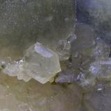 Hanksita
Searles Lake, Trona, California, EEUU
5,5 x 5 x 5 cm.
Detalle de los cristales pequeños más transparentes. En primer plano uno de ellos, tabular y bien formado (Autor: Antonio Alcaide)