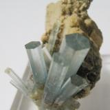 Aguamarina
Erongo, Namibia
4.5 x 3.1 x 3.5 cm
Curioso crecimiento sobre su matriz (Autor: prudenci gatell)