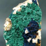 Malaquita y Azurita sobre Fluorita
Aouli, Mibladen, Midelt, Marruecos
Tamaño de la pieza: 11.5 × 8 × 3.5 cm.
El cristal más grande mide: 1.1 × 1.1 cm.
Foto: Minerales de Referencia (Autor: Jordi Fabre)